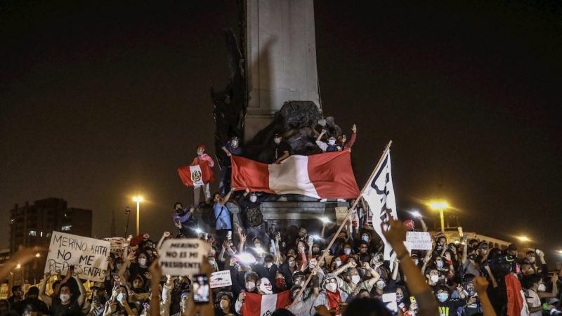 Miles de personas protestan contra Manuel Merino, en Lima (Perú).