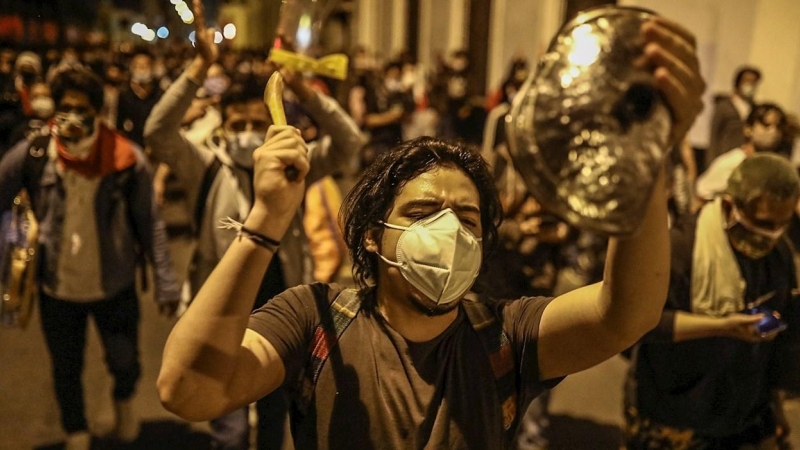Miles de personas protestan contra Manuel Merino, en Lima (Perú).