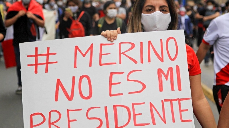 Una persona sostiente una pancarta en la que pone 'Merino no es mi presidente' en una protesta contra el juramente de Manuel Merino, como nuevo presidente de Perú.