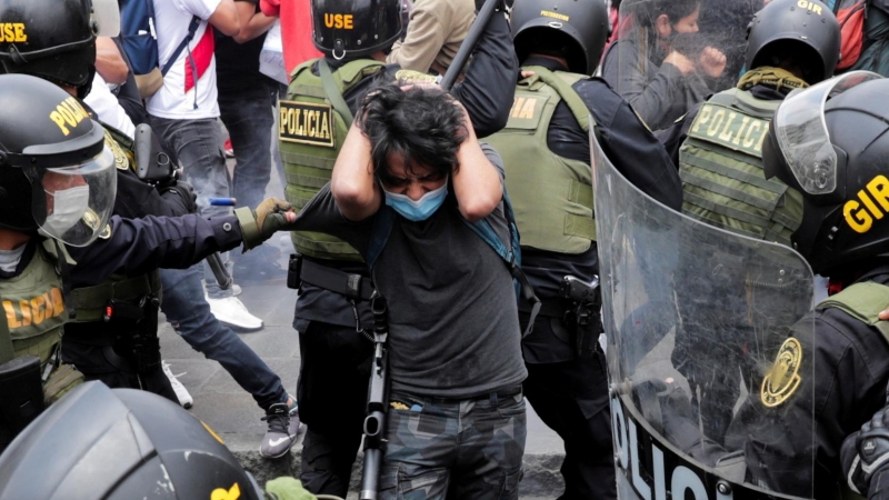 La policía intenta detener a un hombre durante las protestas después de que el presidente interino de Perú, Manuel Merino, prestó juramento tras la destitución del presidente Martín Vizcarra.