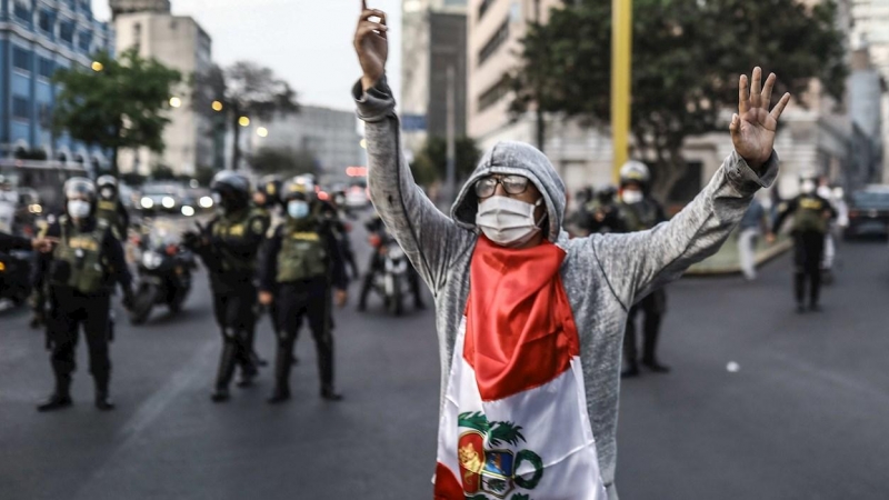 Un manifestante en una protesta contra Manuel Merino, en Lima (Perú).