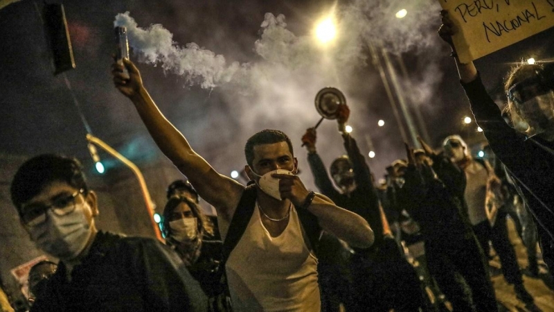 Miles de personas protestan contra Manuel Merino, en Lima desde la noche del lunes.