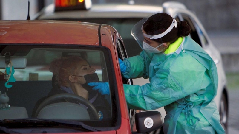 Personal sanitario toma de muestras para análisis de Covid19, este miércoles en el Hospital Alvaro Cunqueiro de Vigo, al que acuden personas convocadas por el Sergas.