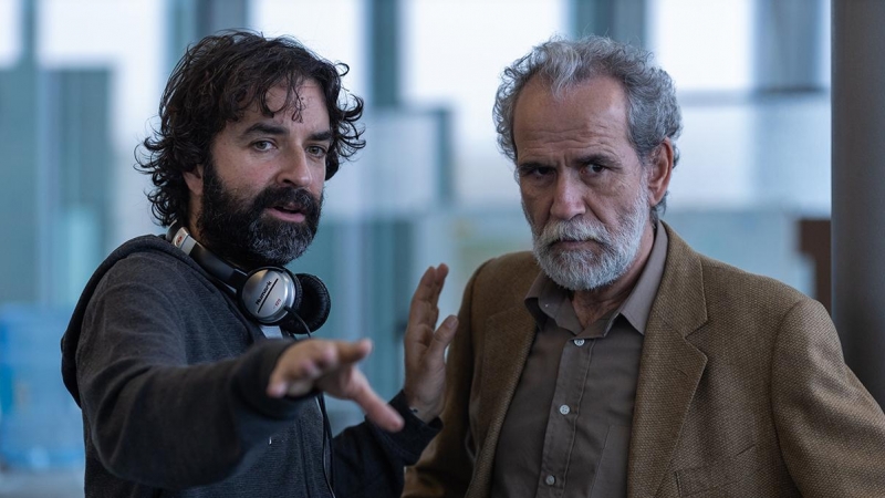 El director Mateo Gil junto al actor Guillermo Toledo en un fotograma de 'Los favoritos de Midas'.