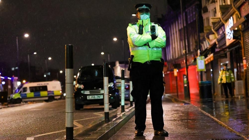 Un policía hace guardia en en la estación de Policía de Edmonton, en Enfield.