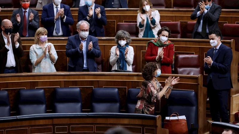 La ministra de Hacienda, María Jesús Montero (d, delante), recibe los aplausos de sus compañeros de partido en el Congreso este jueves tras rechazarse este jueves las siete enmiendas a la totalidad al proyecto de Ley de Presupuestos Generales del Estado d