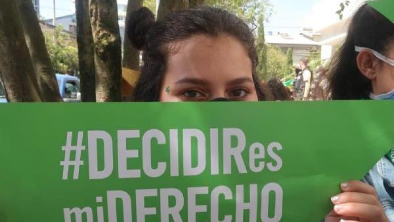 Una mujer sostiene un cartel mientras se manifiesta a favor de la despenalización del aborto hoy en Quito.