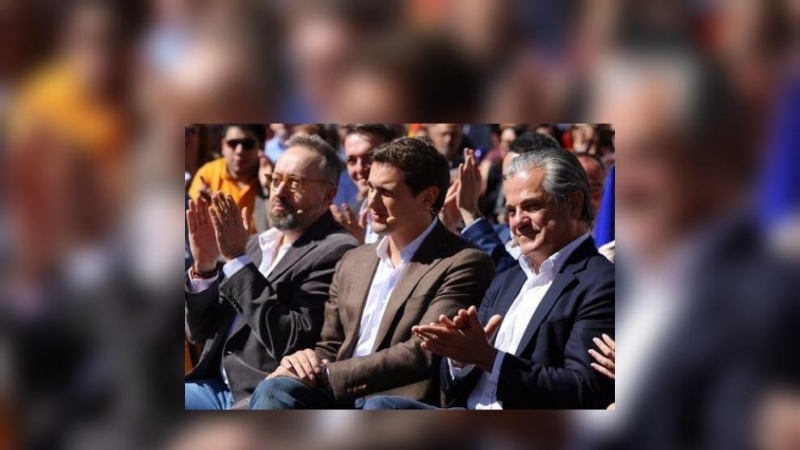 El expresidente de Cs, Albert Rivera (c), junto al exdiputado y miembro de la Ejecutiva Marcos de Quinto (d) y el exportavoz Juan Carlos Girauta (i). CIUDADANOS