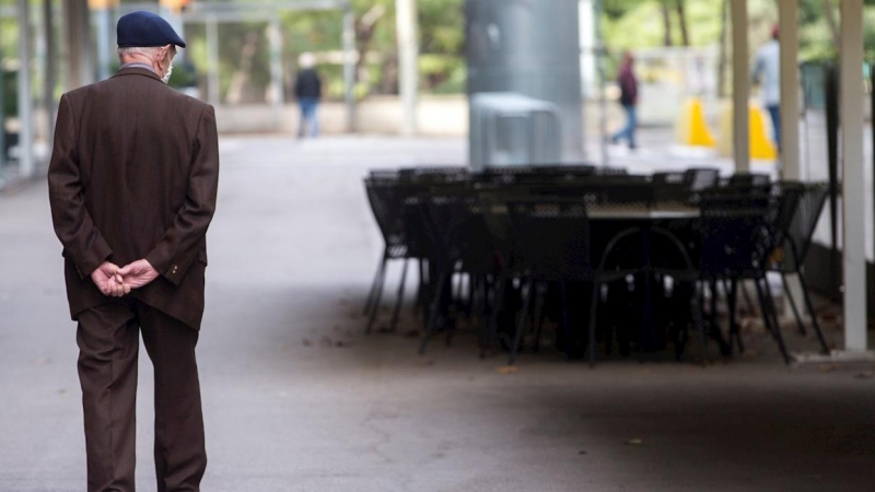 Un hombre camina junto a una terraza cerrada este jueves en Barcelona