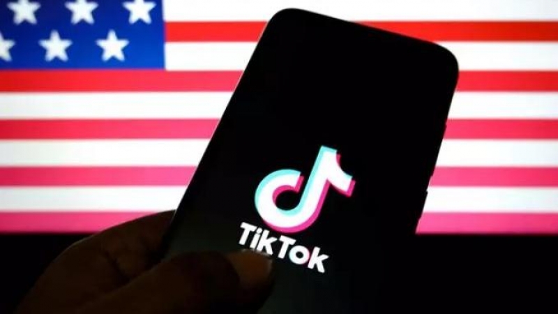 Logotipo de TikTok sobre un fondo con la bandera de Estados Unidos.