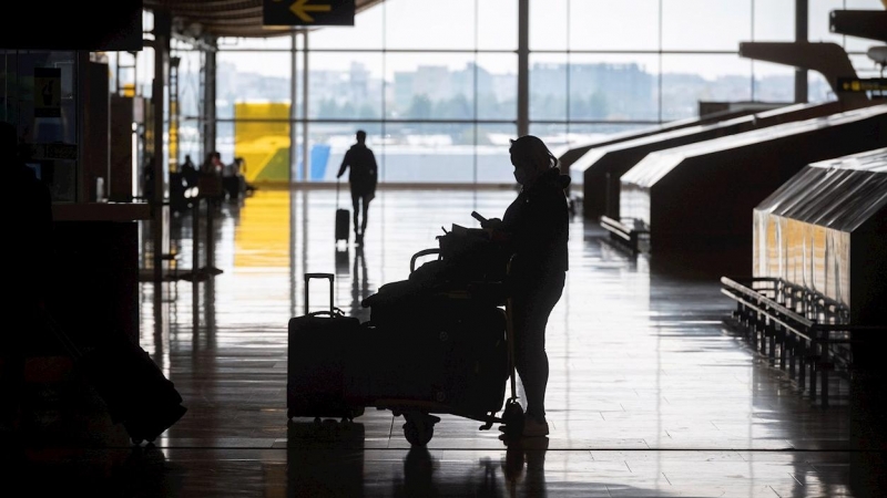 Vista de pasajeros en la terminal T-4 del aeropuerto Madrid- Barajas Adolfo Suárez este jueves.