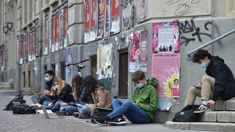 Estudiantes de la escuela Gioberti y Calvino estudian en la calle debido al cierre de escuelas impuesto por el gobierno debido al aumento de las infecciones por la enfermedad de la covid-19, en Turín, Italia, el 13 de noviembre de 2020.