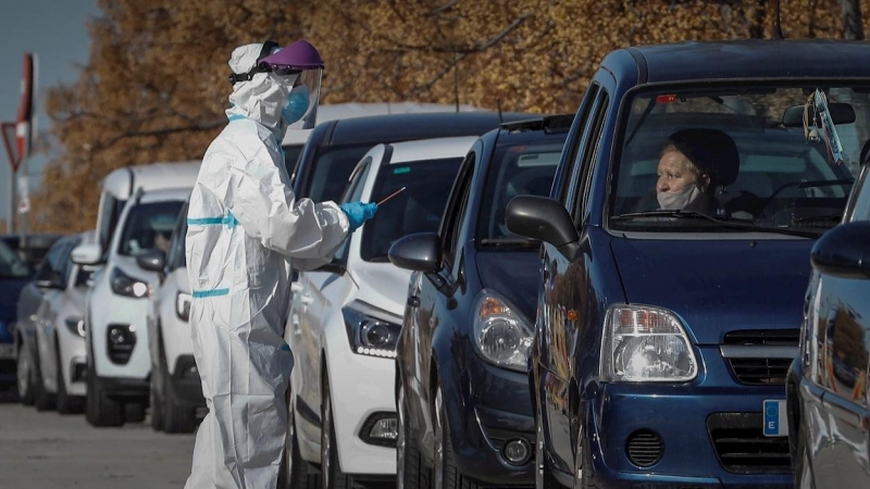 Decenas de coches hacen cola ante el hospital de campaña de La Fe de València para la realización de pruebas de detección de covid-19.