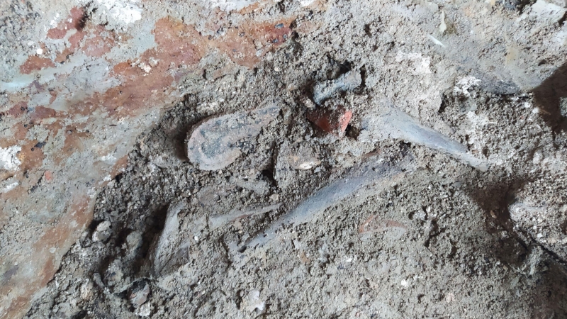 Aparición de los primeros restos de restos humanos y suelas de zapatos a 31 metros de profundidad
