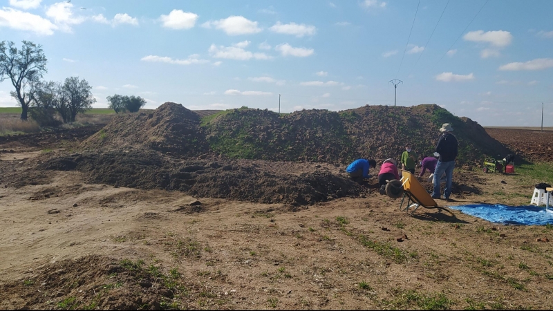 Tierra extraída del pozo cercano a Medina del Campo donde puede haber hasta 40 víctimas de la dictadura