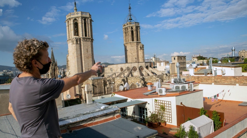 Carles Mallol, veí del carrer del Bisbe, acudea comprar a Santa Caterina, travessant un Pla de la Seu desconegut.