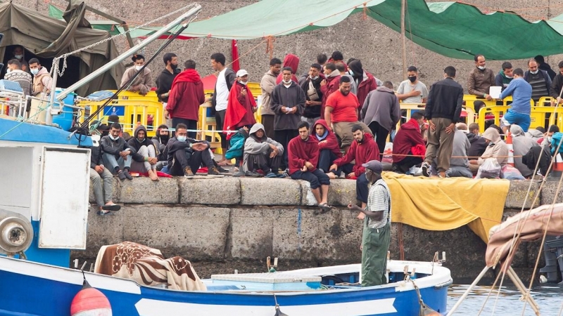 Migrantes en el puerto de Arguineguín (Gran Canaria) llegados en patera en los últimos días.