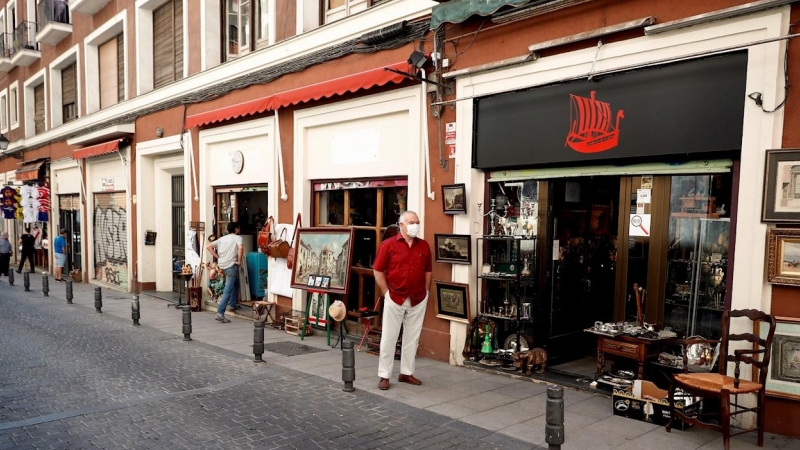 Local de venta de antigüedades en el Rastro de Madrid.