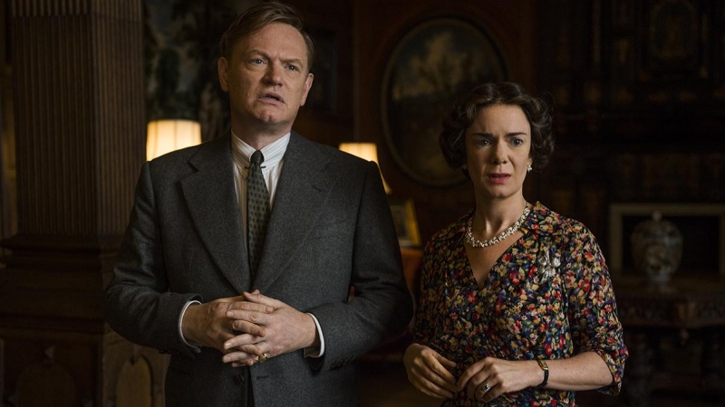 Jared Harris como el rey Jorge VI y Victoria Hamilton como la Reina Madre en 'The Crown'.