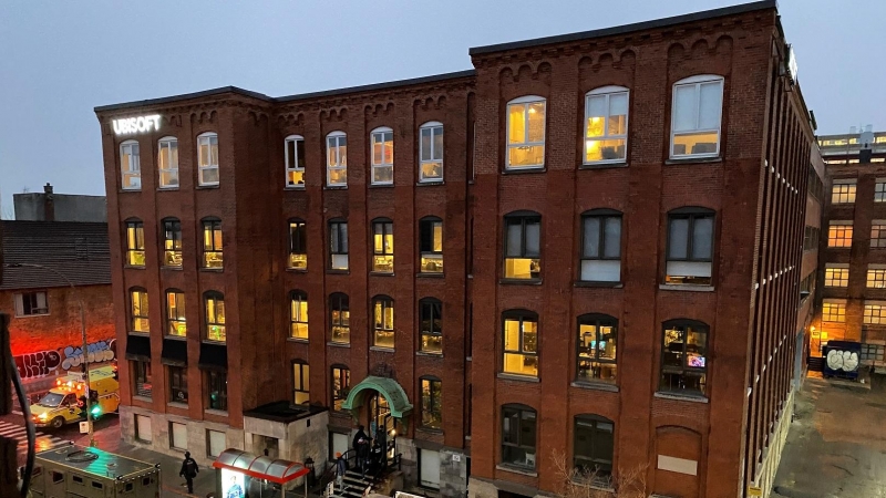 Trabajadores abandonan la oficina deUbisoft en Montreal, Canadá.