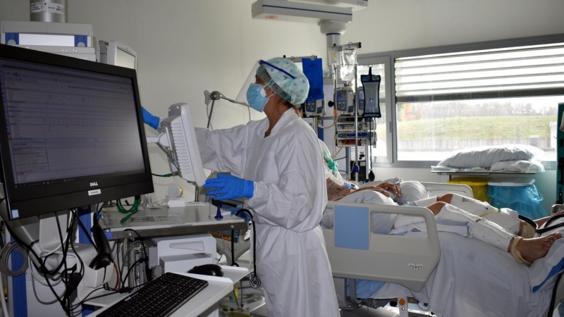 Un dels boxs de l'UCI de l'hospital Santa Caterina de Salt amb un pacient ingressat per coronavirus.