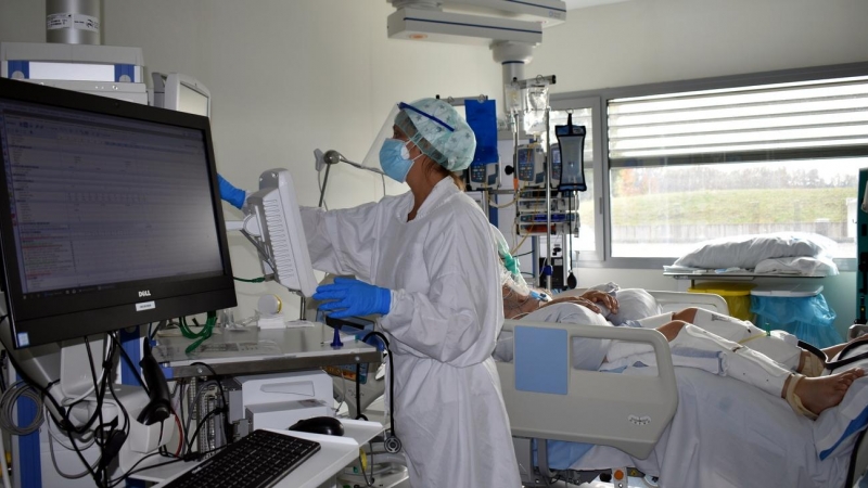 Un dels boxs de l'UCI de l'hospital Santa Caterina de Salt amb un pacient ingressat per coronavirus.