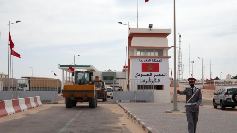 Palas excavadoras que vienen de desalojar los obstáculos puestos hasta ayer por el Frente Polisario. La frontera de Guerguerat, en el extremo sur del Sáhara Occidental, está abierta al tráfico después de que ayer el ejército marroquí desalojara a manifest