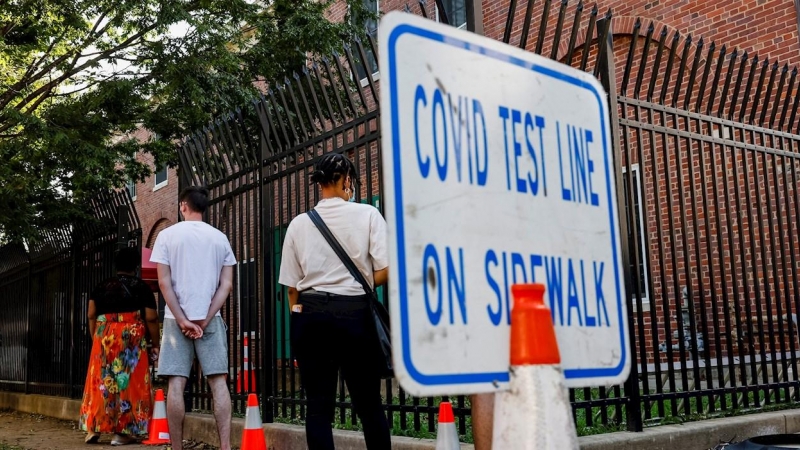 Personas hacen fila para una prueba de coronavirus en Washington, en una imagen de archivo.