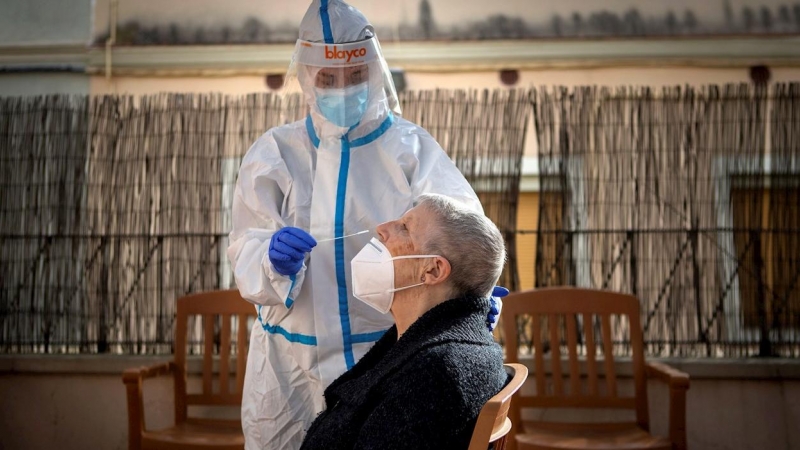 Personal sanitario realiza pruebas para detectar el coronavirus, en una imagen de archivo.