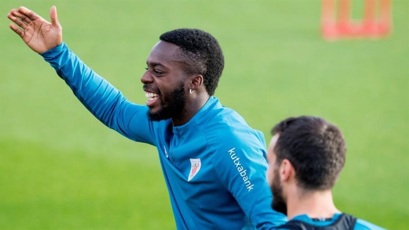 Iñaki Williams bromea durante el entrenamiento que el Athletic de Bilbao ha celebrado este sábado en sus instalaciones de Lezama (Bizkaia).