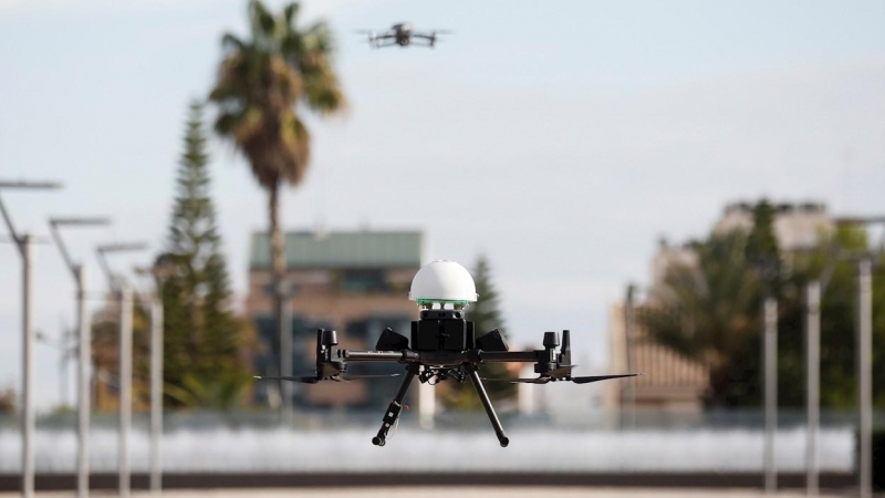 Despegue de un dron con material sanitario durante la presentación del proyecto 'Uso de drones para transporte de material sanitario y de emergencias', este lunes en Valencia.