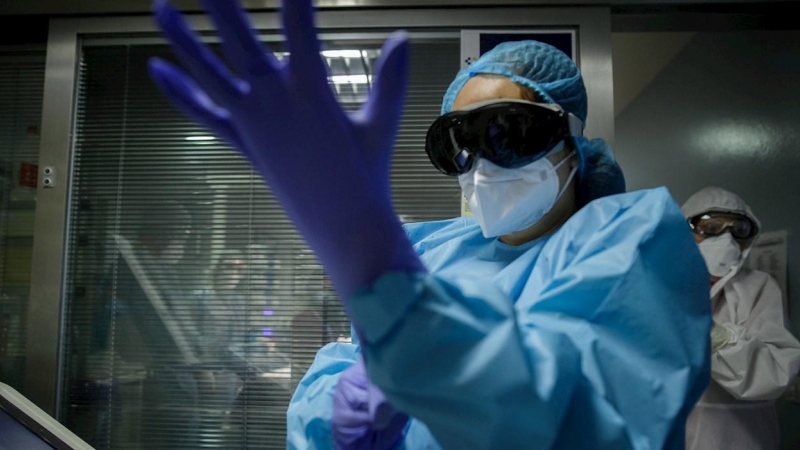 En la imagen, personal sanitario revisa su equipo de protección para atender pacientes con covid-19 en una planta de hospitalización del centro sanitario.