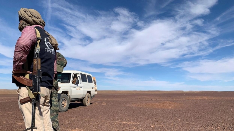Soldados saharauis patrullan en las 'zonas liberadas' del desierto próximas al muro de separación con Marruecos.