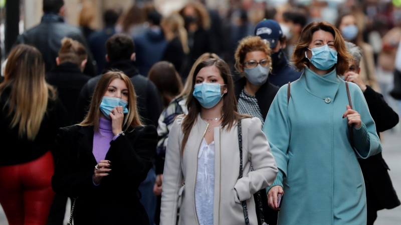 Varios transeúntes pasean por una calle de Roma, italia