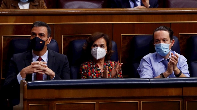 11/11/2020.- El presidente del Gobierno, Pedro Sánchez (i), junto con la vicepresidenta primera Carmen Calvo (c) y el vicepresidente segundo, Pablo Iglesias (d) durante el pleno del Congreso este miércoles donde se debaten las enmiendas al proyecto de Pre