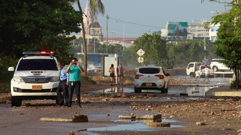 Vista hoy de las afectaciones causadas por el huracán Iota en una calle del sector turístico de Bocagrande, en Cartagena (Colombia).