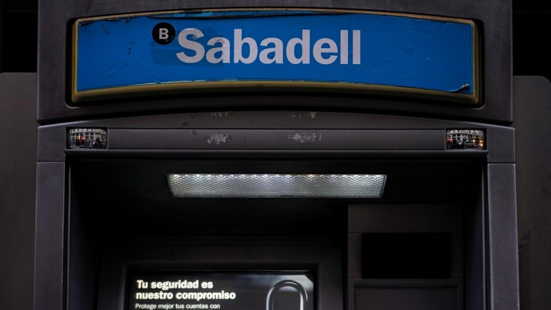 Cajero automático en una sucursal del Banco Sabadell en Madrid. REUTERS/Juan Medina