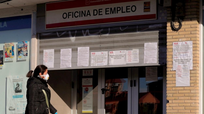 Una mujer pasa ante una oficina de empleo en Madrid, en una imagen de archivo.
