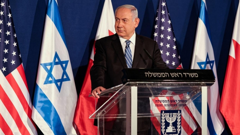 El primer ministro israelí, Benjamin Netanyahu, observa durante una conferencia de prensa con el secretario de Estado de los EEUU, Mike Pompeo, y el ministro de Relaciones Exteriores de Bahrein, Abdullatif Al Zayani, durante su reunión en Jerusalén.