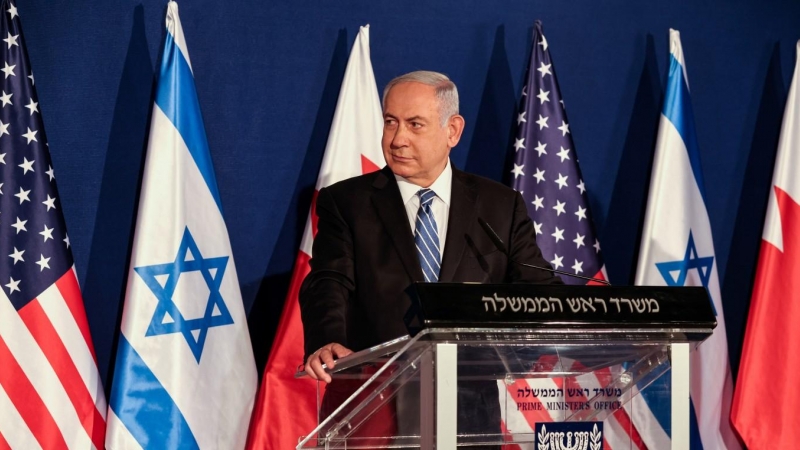 El primer ministro israelí, Benjamin Netanyahu, observa durante una conferencia de prensa con el secretario de Estado de los EEUU, Mike Pompeo, y el ministro de Relaciones Exteriores de Bahrein, Abdullatif Al Zayani, durante su reunión en Jerusalén.