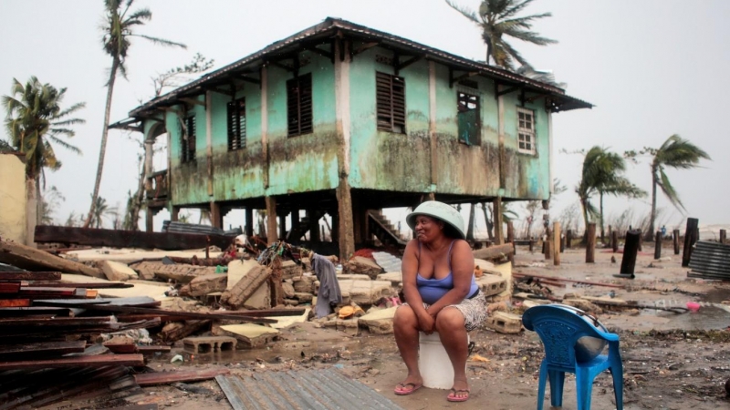 Una mujer sentada cerca de su casa dañada por el paso del huracán Iota, en Puerto Cabezas, Nicaragua,