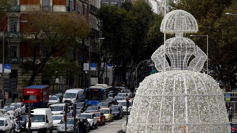 Una menina hecha con luces decora la madrileña plaza de Colón, este jueves, de cara a las fiestas navideñas.