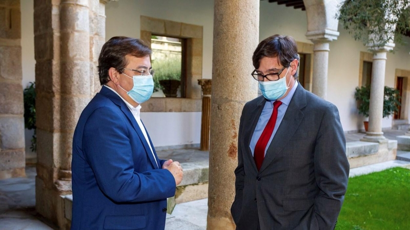 El ministro de Sanidad, Salvador Illa (d), se reunió este miércoles con el presidente de la Junta de Extremadura, Guillermo Fernández Vara, antes del Consejo Interterritorial del Sistema Nacional de Salud, que preside el ministro, vía telemática, desde la