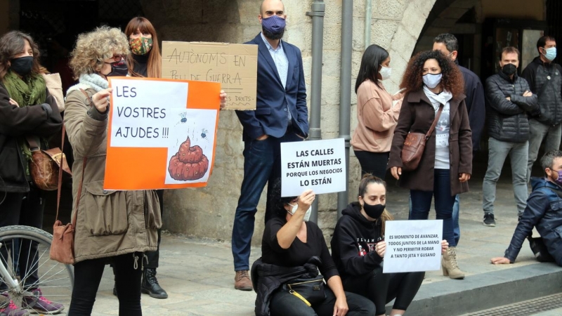 Un grup d'autònoms concentrats davant l'Ajuntament de Girona aquest 16 de novembre de 2020.