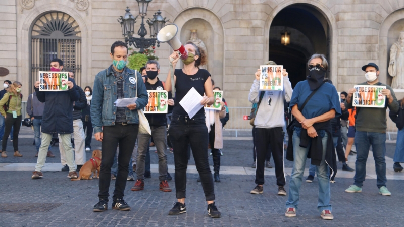 Treballadors de la cultura protesten a la plaça Sant Jaume contra les restriccions a la seva activitat i per unes ajudes 'insuficients'