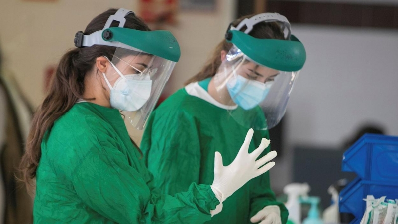 19/11/2020.- Sanitarios del Hospital Clínico Lozano Blesa de Zaragoza se equipan para atender la sala de recepción de pacientes con síntomas covid en Urgencias.