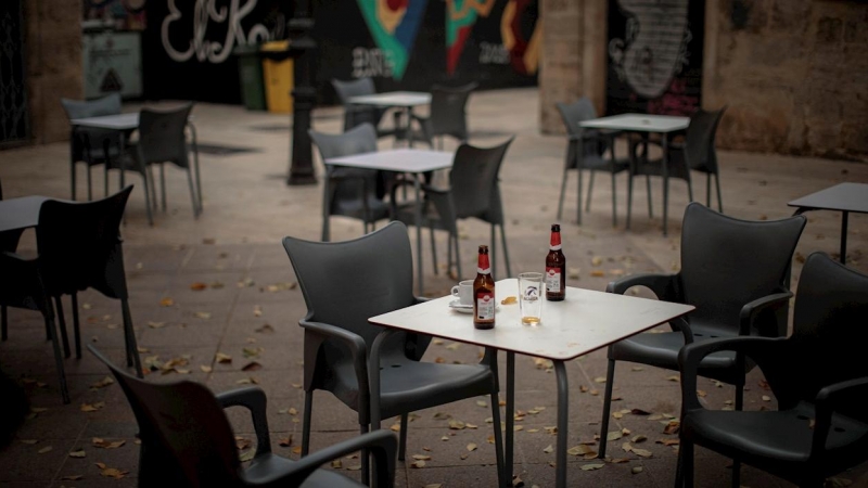 09/11/2020.- Una bebidas permaneces sin recoger en las mesas de una terraza de una céntrica plaza de València.