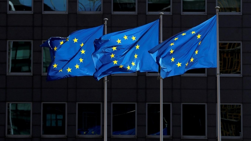 Las banderas de la Unión Europea ondean fuera de la sede de la Comisión Europea en Bruselas, Bélgica.