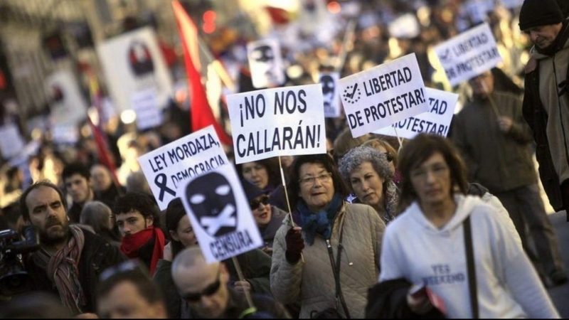 Manifestación contra la 'ley mordaza' entre la Puerta del Sol y el Congreso de los Diputados.