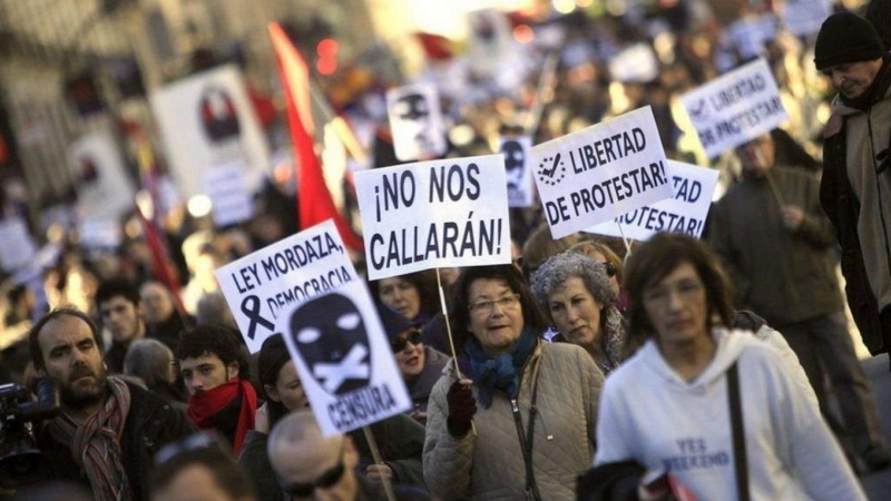 Manifestación contra la 'ley mordaza' entre la Puerta del Sol y el Congreso de los Diputados.